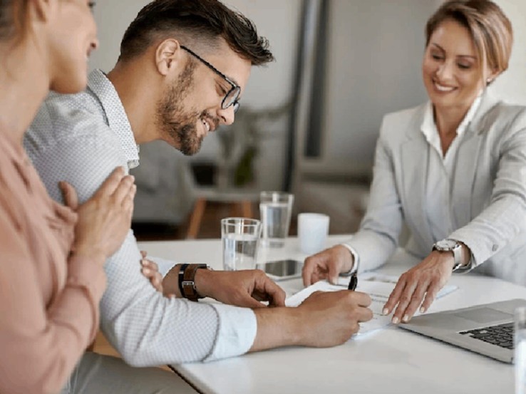 Agent immobilier en négociation
